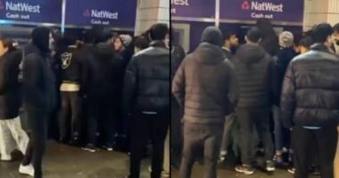 Tömegek rohamozták meg az egyik bankautomatát Londonban, mert dupla annyi pénzt kezdett el kiadni mindenkinek