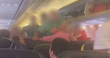 Részeg nő balhézott a Ryanair angliai járatán, több kisgyerek sírva fakadt, rendőri beavatkozásra volt szükség