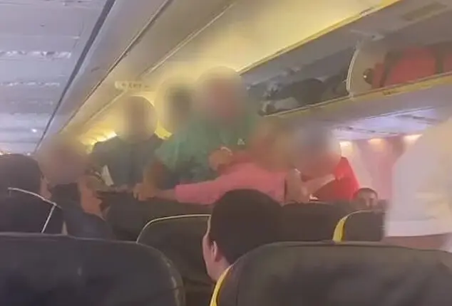 Részeg nő balhézott a Ryanair angliai járatán, több kisgyerek sírva fakadt, rendőri beavatkozásra volt szükség 1