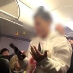 Annyira bepiált két utas az egyik londoni repülőjáraton, hogy a rendőröknek kellett „lekísérni” őket a gépről