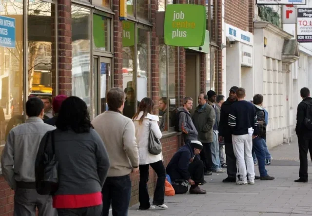 Új szabály jön az Egyesült Királyságban: munkát vállalhatsz anélkül, hogy elveszítenéd a támogatásaidat