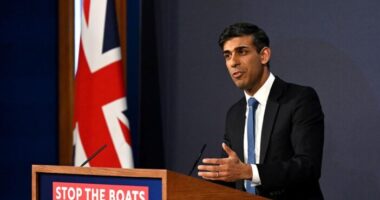 Hivatalos! A Brit kormánynak az illegális bevándorlók deportálására vonatkozó terve törvénytelen