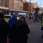 Egy fejszés férfit a rendőrök lőttek le, egy másikat pedig nyakon szúrtak Angliában