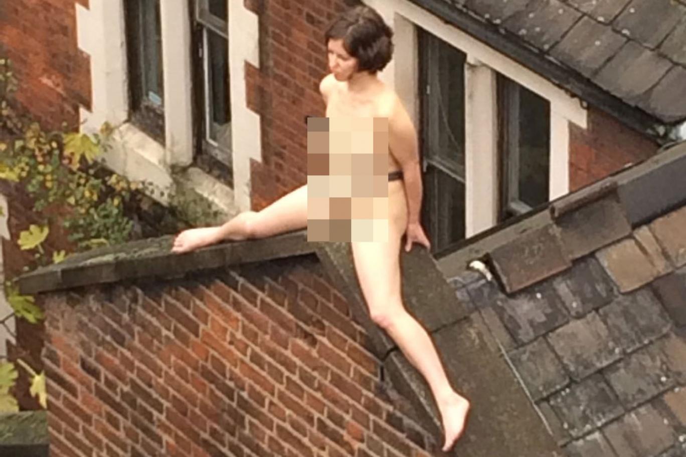 Négy órán át meztelenül ült egy nő egy londoni ház tetején 2