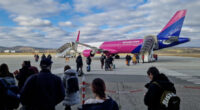 Három utas balhézott a Wizz Air magyarországi járatán – fenyegették a személyzetet és a vészkijáratot is megpróbálták eltorlaszolni 2