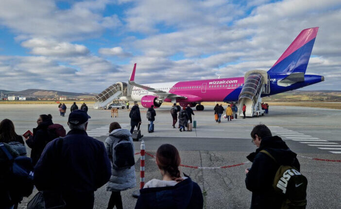 Három utas balhézott a Wizz Air magyarországi járatán – fenyegették a személyzetet és a vészkijáratot is megpróbálták eltorlaszolni 1