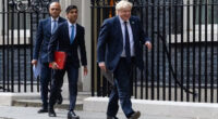 Összeomlás szélén Boris Johnson kormánya: tegnap este szinte egyszerre mondott le Rishi Sunak pénzügyminiszter és Sajid Javid egészségügyi miniszter 2