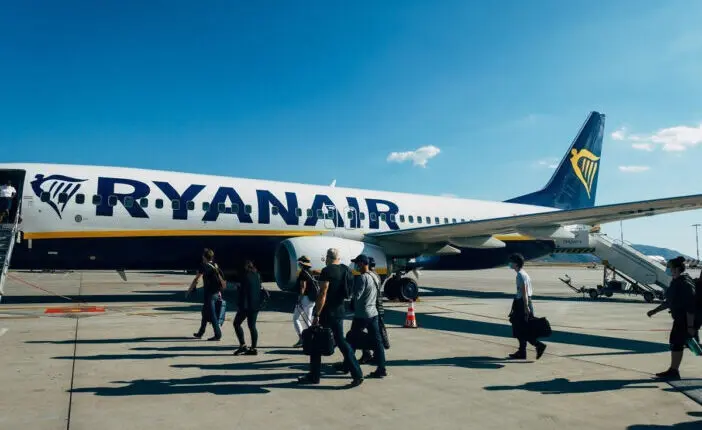 Közel 7000 fontra büntették a Ryanair egyik utasát, mert nem volt hajlandó megszakítani a videóhívását 14