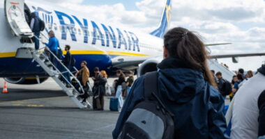 A Ryanair megszünteti az egyik Anglia és Magyarország közti járatát, emellett több mint 350 járatukat törölték egy hónap alatt