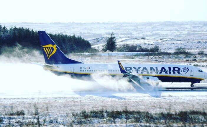 A Ryanair és a Jet2 is figyelmeztetést adott ki az utasoknak Nagy-Britanniában a hó és jég miatt 17