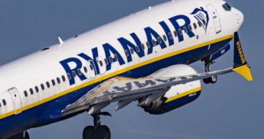 A Ryanair számos járatát kénytelen törölni és módosítani már ettől a hónaptól kezdve - angliai járatok is érintettek