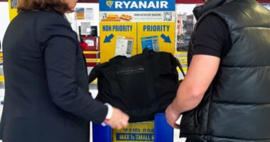 Ryanair: még több büntetés jön a kézipoggyászok körül – emelkedik a bónusz a dolgozóknak, ha "lebuktatják" az utasokat
