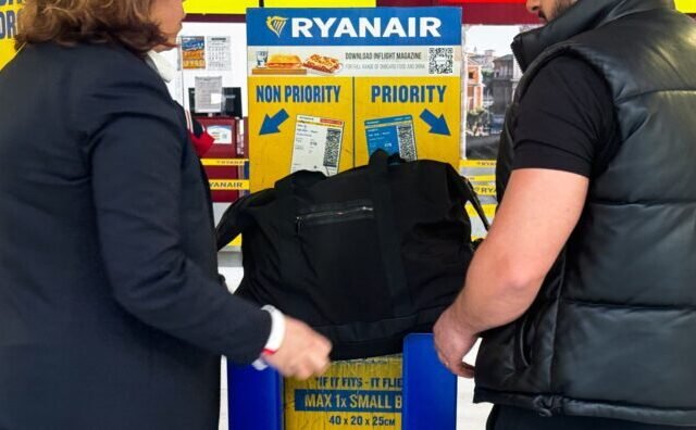 Ryanair: még több büntetés jön a kézipoggyászok körül – emelkedik a bónusz a dolgozóknak, ha „lebuktatják” az utasokat