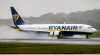 Kényszerleszállást kellett végrehajtania a Ryanair egyik angliai járatának, miután menet közben rosszul lett a pilóta
