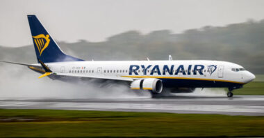 Kényszerleszállást kellett végrehajtania a Ryanair egyik angliai járatának, miután menet közben rosszul lett a pilóta