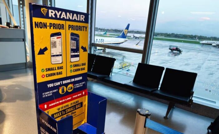 Jelentős változás jöhet a kézipoggyász-szabályokban: a Ryanair és az easyJet utasai örülhetnek