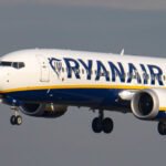 Kényszerleszállást kellett végrehajtania a Ryanair egyik brit járatának, miután egy család két tagja részegen egymásnak esett, és ütni, rúgni kezdték egymást