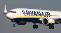 Kényszerleszállást kellett végrehajtania a Ryanair egyik brit járatának, miután egy család két tagja részegen egymásnak esett, és ütni, rúgni kezdték egymást 2