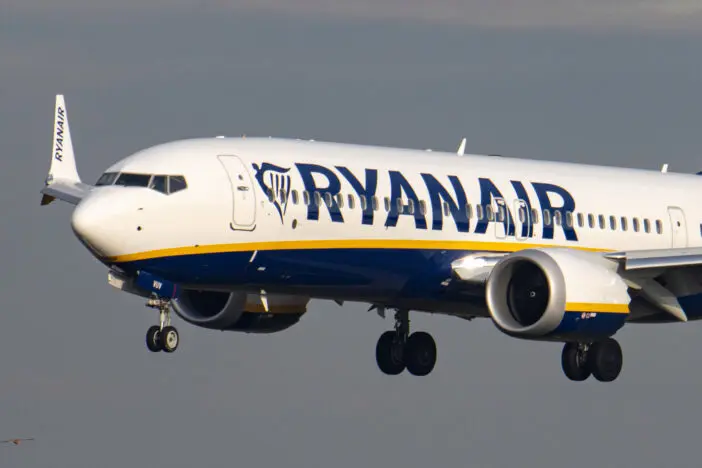 Kényszerleszállást kellett végrehajtania a Ryanair egyik brit járatának, miután egy család két tagja részegen egymásnak esett, és ütni, rúgni kezdték egymást 3