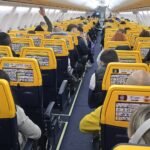 Vizsgálat indult a Ryanair ellen: fizetniük kell a szülőknek, hogy a gyermekeik mellett ülhessenek