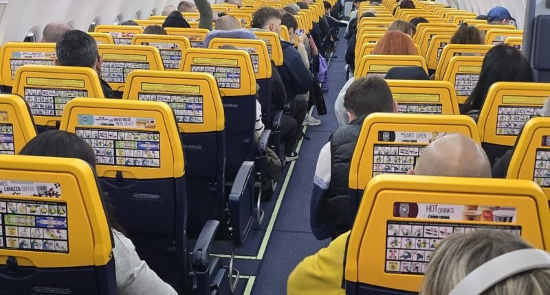 Vizsgálat indult a Ryanair ellen: fizetniük kell a szülőknek, hogy a gyermekeik mellett ülhessenek