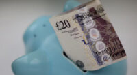 Több százezer nyugdíjast túladóztattak Nagy-Britanniában, méghozzá több ezer fonttal 2