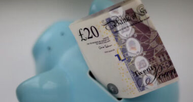 Több százezer nyugdíjast túladóztattak Nagy-Britanniában, méghozzá több ezer fonttal