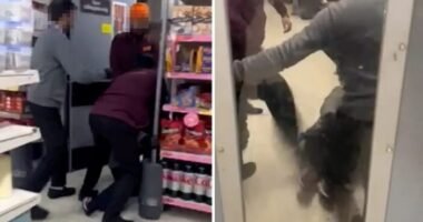 A Sainsbury’s alkalmazottai elkapták, a hátsó szobába vitték és összeverték az egyik bolti tolvajt Londonban