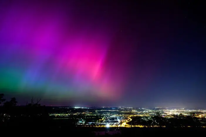 Lenyűgöző, ritka jelenség volt látható Nagy-Britanniából az éjszakai égbolton – napvihar által felerősített sarki fény 7
