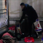 £2,000 értékű karácsonyi ajándékot osztott ki Londonban két barát hajléktalanoknak