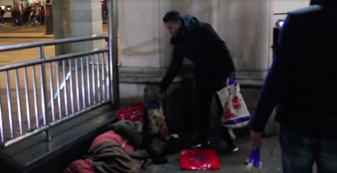 £2,000 értékű karácsonyi ajándékot osztott ki Londonban két barát hajléktalanoknak 10
