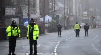Az utcán késelt halálra egy férfit, két másik személyt pedig súlyosan megsebesített egy fiatal srác Angliában, Birmingham városában 2