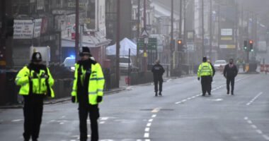 Az utcán késelt halálra egy férfit, két másik személyt pedig súlyosan megsebesített egy fiatal srác Angliában, Birmingham városában