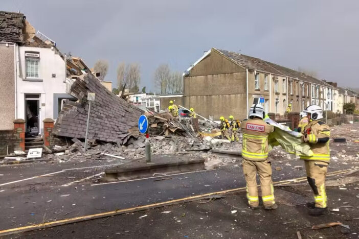 Darabokra robbant és teljesen megsemmisült 2 ház Nagy-Britanniában, Swansea városában – 1 ember eltűnt, többen kórházban 4