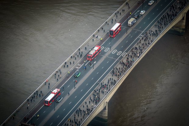 Lezárták a London Bridge-et, miután egy férfi a híd közepén hagyta furgonját majd a vízbe ugrott 3