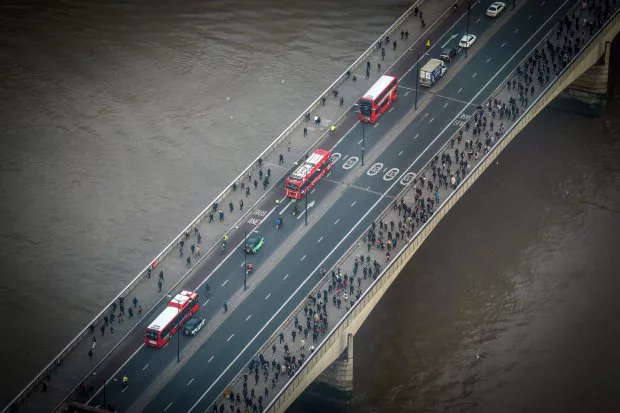 Lezárták a London Bridge-et, miután egy férfi a híd közepén hagyta furgonját majd a vízbe ugrott