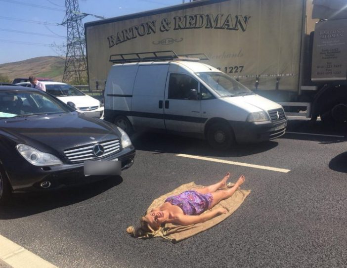 Az autópálya közepén feküdt ki egy fiatal nő napozni Angliában egy balesetet követően 4