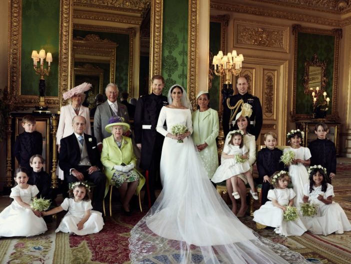 Közzétették a hivatalos esküvői fotókat az új taggal bővült királyi családról 2