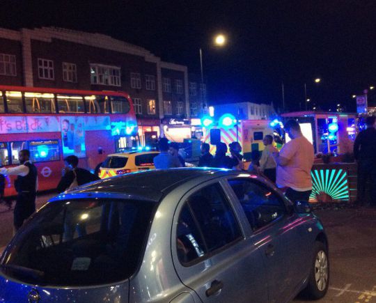 Lövöldözés volt a nyílt utcán egy metrómegállónál Észak-Londonban: 3 embert is eltaláltak 6