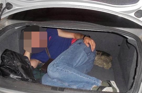 Lecsukták a férfit, aki kocsija csomagtartójában akart Angliába csempészni egy illegális bevándorlót 2