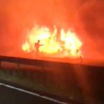 Hatalmas tűz az M40-es autópályán Angliában, miután két kamion is lángba borult