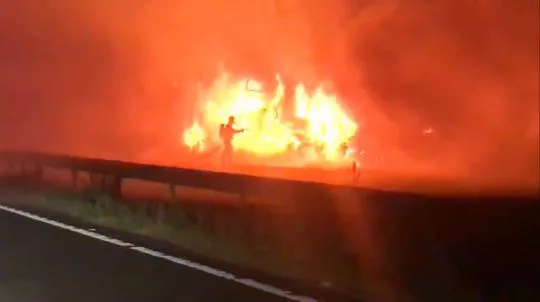 Hatalmas tűz az M40-es autópályán Angliában, miután két kamion is lángba borult 1