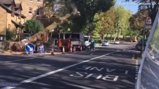 Centiken múlt az élete egy hihetetlenül szerencsés biciklisnek Londonban 1