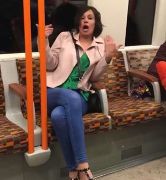 Magából teljesen kikelve szidta egy nő a bevándorlókat Londonban az Overground-on (videó is készült) 4