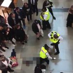 Az emeletről zuhant egy másik emberre egy vásárló London hatalmas bevásárlóközpontjában