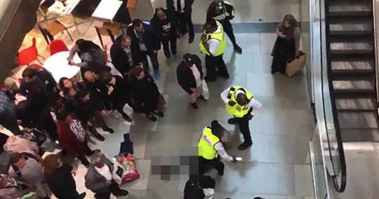 Az emeletről zuhant egy másik emberre egy vásárló London hatalmas bevásárlóközpontjában