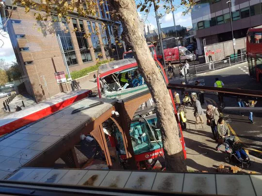 Súlyos buszbaleset London mellett: egy lány kritikus állapotban, a sofőrt letartóztatták