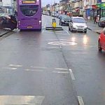 Két gyalogost gázolt el egy nagymama Angliában, mert a fék helyett a gázra lépett