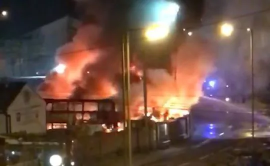 Robbanások és hatalmas tűz Londonban az egyik buszgarázsban