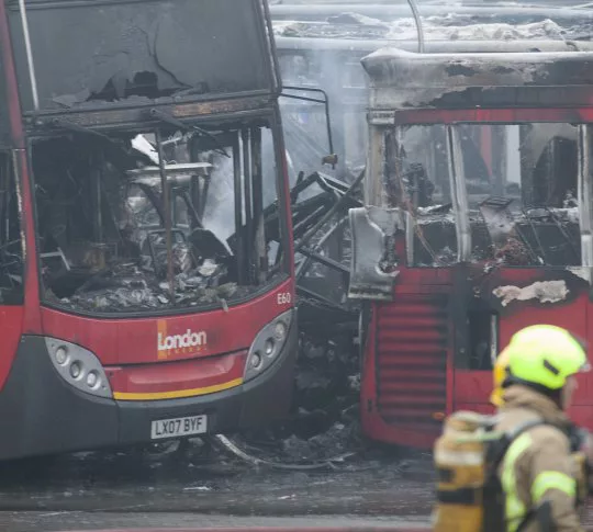 Robbanások és hatalmas tűz Londonban az egyik buszgarázsban